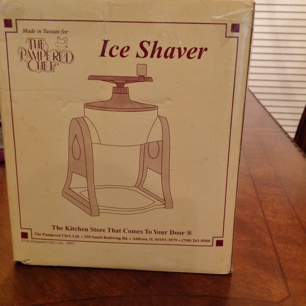 Pampered Chef Ice Shaver Manual Hand Crank White Blue Vintage 1995 Kitchen Tool